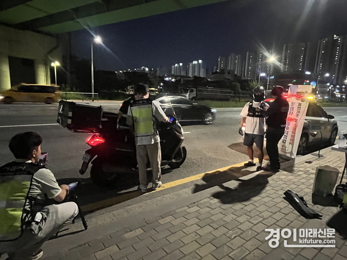 시흥시 관계자들이 이륜차 소음단속을 펼치고 있다. <사진=시흥시>