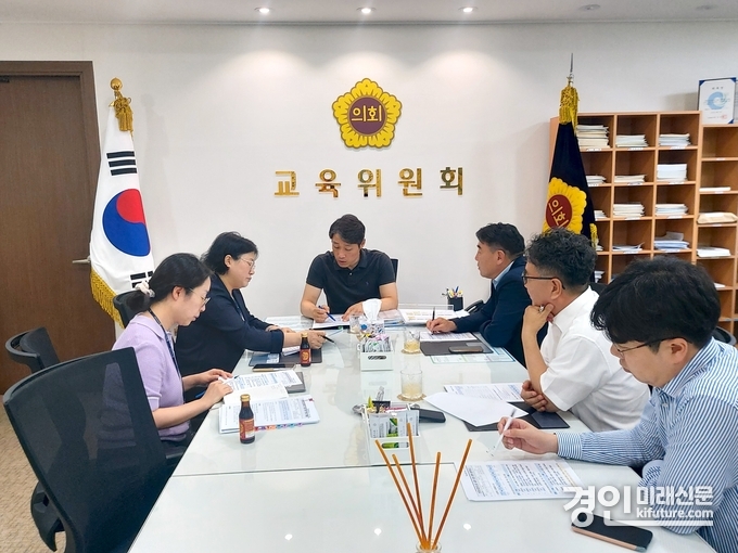 인천광역시의회 교육위원회 이용창 위원장을 비롯해 정종혁(민·서구1)․ 이순학(민·서구5)․ 김명주(민·서구6) 의원 등과 인천시교육청 관계자들이 오는 9월 개교 예정인 신검단초등학교의 교명 변경에 대해 논의를 하고 있다. <사진=인천시의회>