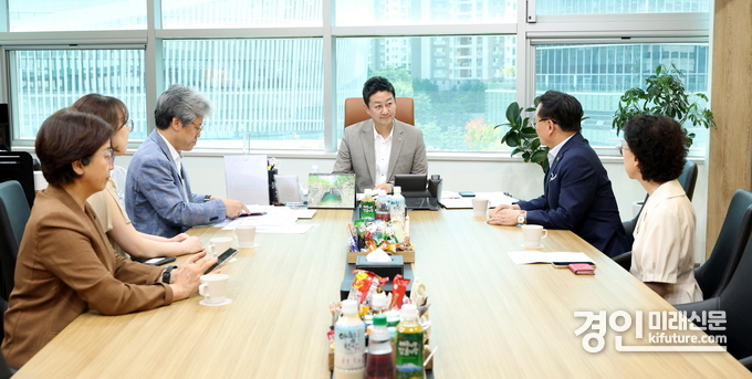 김진경 경기도의회 의장이 공공치과병원 등 구강 돌봄 인프라 구축 논의를 하고 있다. <사진=경기도의회>