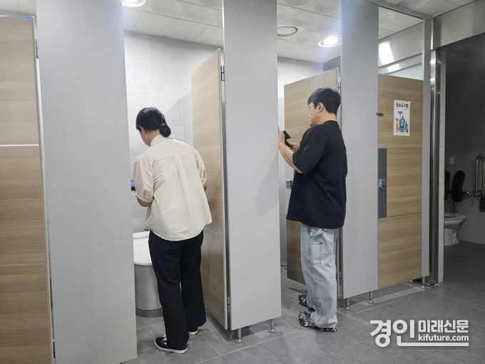 시흥도시공사 관계자들이 여름 성수기 다중이용체육시설 불법 카메라 점검을 실시하고 있다. <사진=시흥도시공사>