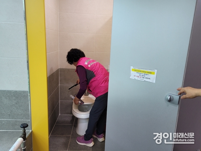 양평군 불법촬영 시민감시단이 공공시설 불법 카메라를 점검하고 있다. <사진=양평군>