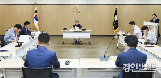 의왕시의회 의원연구단체 운영심의위원회가 회의를 진행하고 있다. <사진=의왕시의회>
