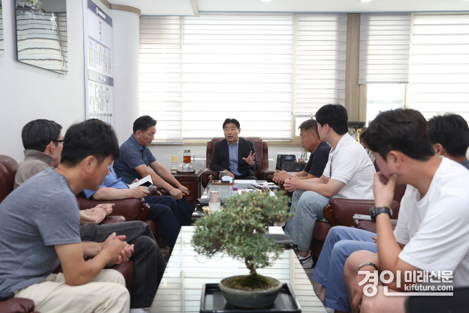 김운남 고양시의회 의장(가운데)이 체육시설 운영 중단에 대한 대책을 논의하고 있다. <사진=고양시의회>
