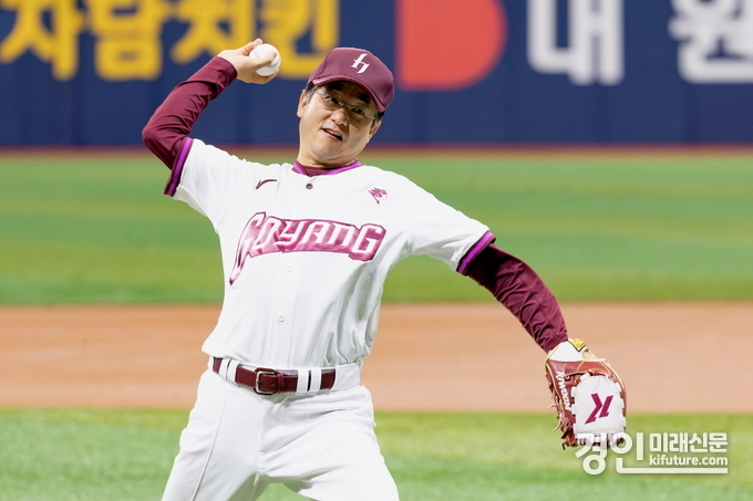이동환 고양특례시장이 ‘2025 KBO 퓨처스리그’ 고양 히어로즈와 SSG 랜더스 경기에서 시구하고 있다. <사진=고양시>