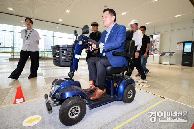 이재준 수원시장이 전동휠체어를 타고 장애물을 넘어가는 체험을 하고 있다. <사진=수원시>