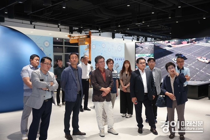 ‘평택시 스마트모빌리티 교통환경 개선 연구회’가 안양시 스마트도시통합센터를 둘러보고 있다. <사진=평택시의회>