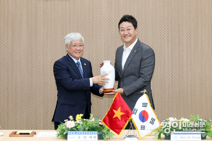 김진경 의장이 베트남 조국전선중앙위원회 위원장에게 기념품을 전달하고 있다. <사진=경기도의회>