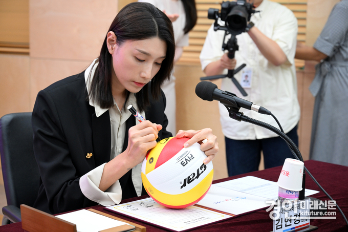 배구 여제 김연경이 MBC와 배구 예능 파트너십을 체결하고 배구공에 사인을 하고 있다. <사진=안산시>