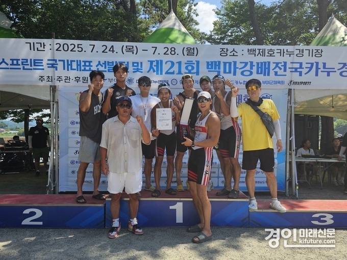 인천 연수구청 카누단 ‘레드윙스’가 백마강 배 전국 카누대회에서 ‘종합우승’을 차지하고 관계자들이 기념촬영을 하고 있다. <사진=연수구>