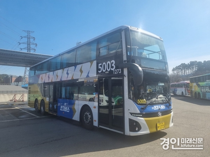 용인에서 강남역 방면을 운행하는 5003번 2층 전기버스 모습. <사진=용인시>