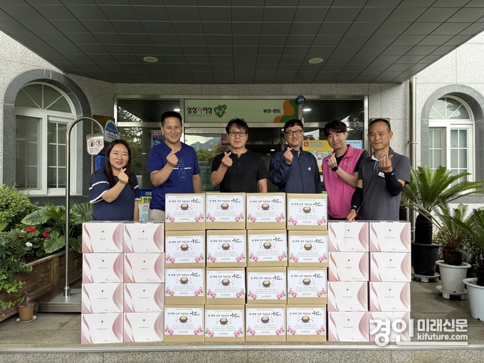 남양주도시공사 에코랜드가 북부희망케어센터와 함께 ‘찾아가는 중복 나눔’ 물품 전달에 앞서 기념촬영을 하고 있다. <사진=남양주시>
