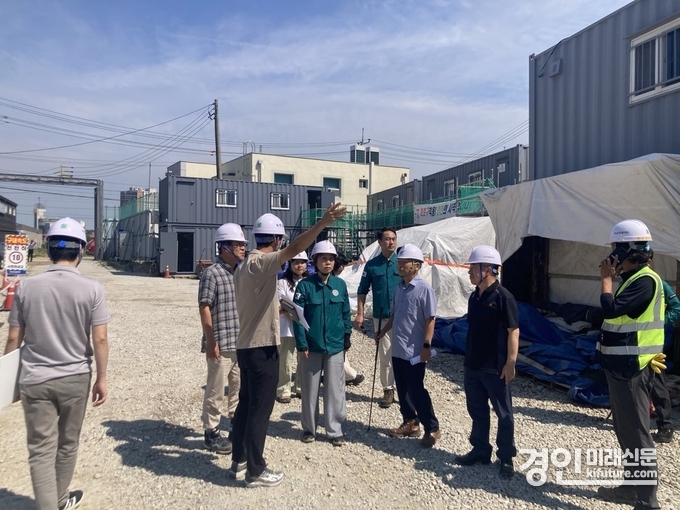 여주시가 건설현장 및 계절근로자 작업장 안전 점검을 실시하고 있다. <사진=여주시>