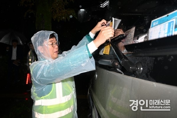 안산시 관계자가 밤샘 주차 단속을 펼치고 있다. <사진=안산시>