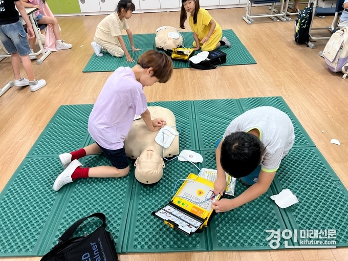외왕도시공사가 찾아가는 현장 체험형 안전교육을 진행하고 있다. <사진=의왕시>