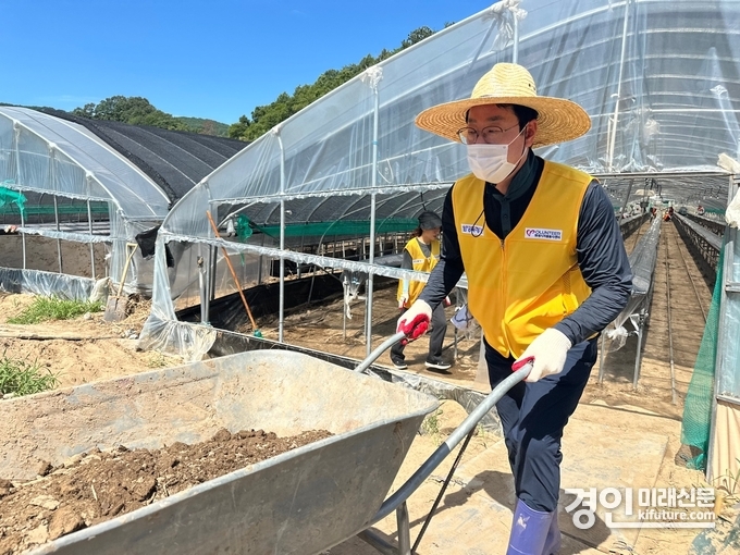 정명근 화성특례시장이 자원봉사자들과 함께 경남 합천군 수해현장을 찾아 복구 작업에 동참하고 있다. <사진=화성시>