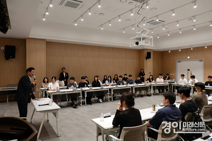 전진선 양평군수가 대학생 아르바이트 사업에 참여한 대학생과 소통간담회를 갖고 있다. <사진=양평군>