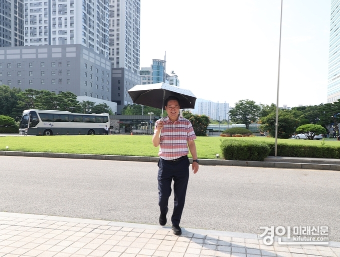 최대호 안양시장이 쿨맵시 데이를 맞아 가벼운 옷차림에 양산을 쓰고 출근하고 있다. <사진=안양시>