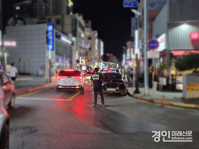 사북파출소 직원들이 사북읍내 도로의 원활한 교통 흐름을 위해 분주히 움직이고 있다. <사진=민경호 기자>