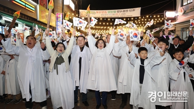 김보라 안선시장(가운데)이 광복 80주년 기념 안성 4·1독립항쟁 재현행사에서 만세삼창을 외치고 있다. <사진=안성시>