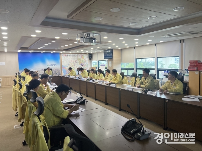 평택시가 집중호우 피해 예방 긴급대책회의를 열고 있다. <사진=평택시>