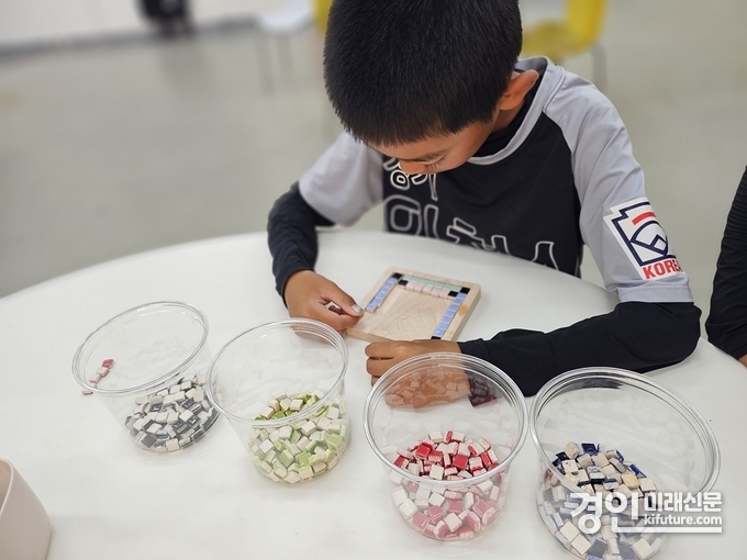 경기도자박물관이 모자이크 태극기 교육 프로그램을 진행하고 있다. <사진=경기도>