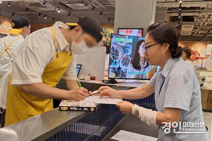 수원시 관계자가 위생 관련 홍보를 하고 있다. <사진=수원시>