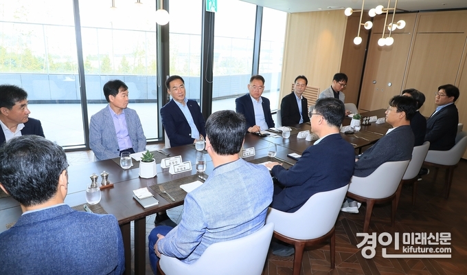 평택시가 삼성전자 평택캠퍼스 임원진과 간담회를 갖고 있다. <사진=평택시>