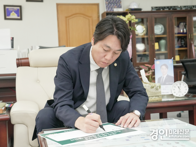 안양시의회 박준모 의장이 광복 80주년 기념 '손글씨 인증샷 릴레이'애 동참하고 있다. <사진=안양시의회>