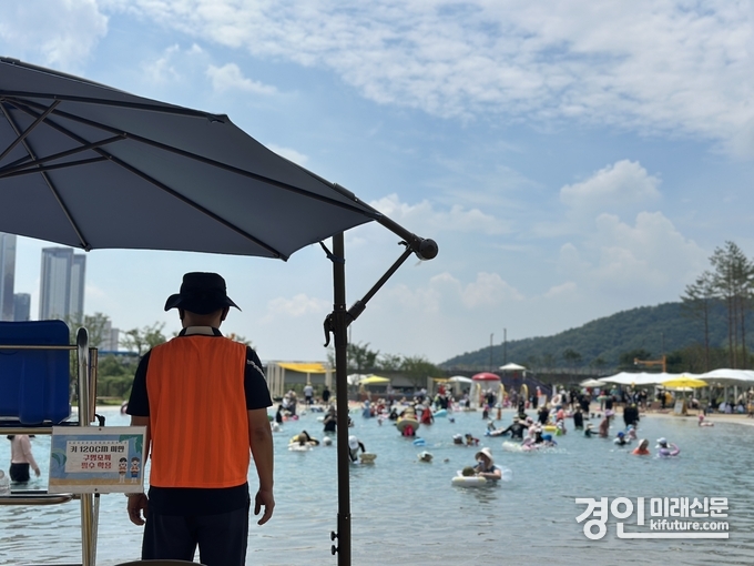 동탄패밀리풀 안전요원이 물놀이를 즐기는 시민들을 살펴보고 있다. <사진=화성도시공사>