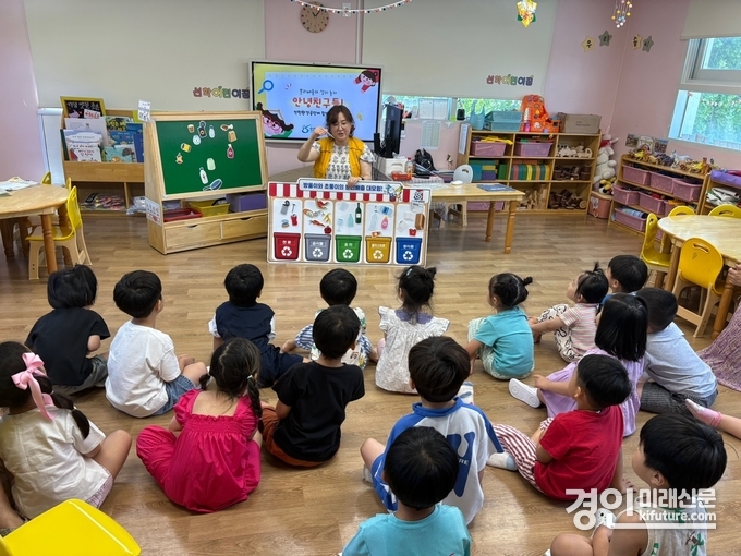 인천 연수구육아종합지원센터가 어린이집 대상으로 ‘찾아가는 환경 교육’을 실시하고 있다. <사진=연수구>