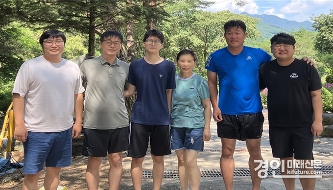 물에 빠졌던 모자(가운데)와 여주도시공사 직원들이 기념촬영을 하고 있다. <사진=여주도시공사>