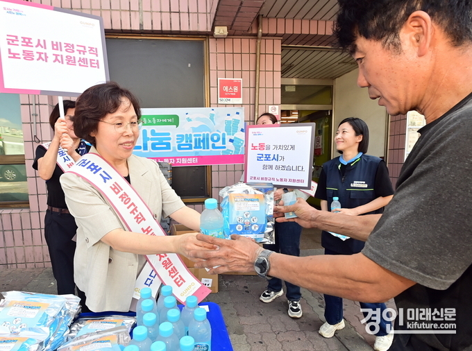 군포시 비정규직 지원센터가 지난 5일 군포복합물류센터에서 ‘이동노동자 생수나눔 캠페인’을 펼치고 있다. <사진=군포시>