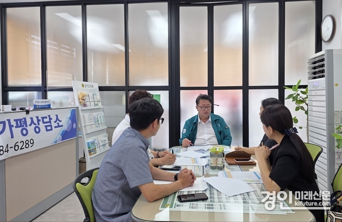 임광현 경기도의원(가운데)이 교육환경 개선과 지역 균형 발전을 위한 간담회를 갖고 있다. <사진=경기도의회>