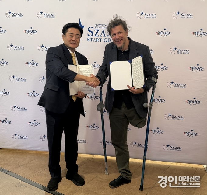 경기도장애인체육회 백경열 사무처장(왼쪽)이 PZSN Start와 업무협약을 맺고 기념촬영을 하고 있다. <사진=경기도장애인체육회>