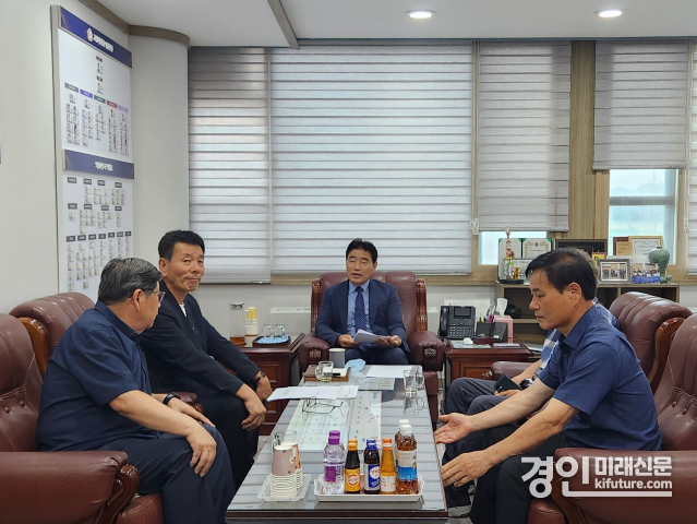 김운남 고양시의회 의장(가운데)이 농업인과 현안을 논의하고 있다. <사진=고양시의회>