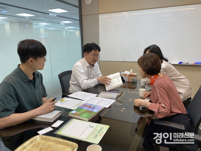 시흥 워크+북 프로그램을 통해 근로자들이 독서릴레이에 참여하고 있다. <사진=시흥시>