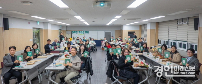시흥 사람책은 함께 모여 의견을 나누며 발전방향을 찾아나가고 있다. <사진=시흥시>