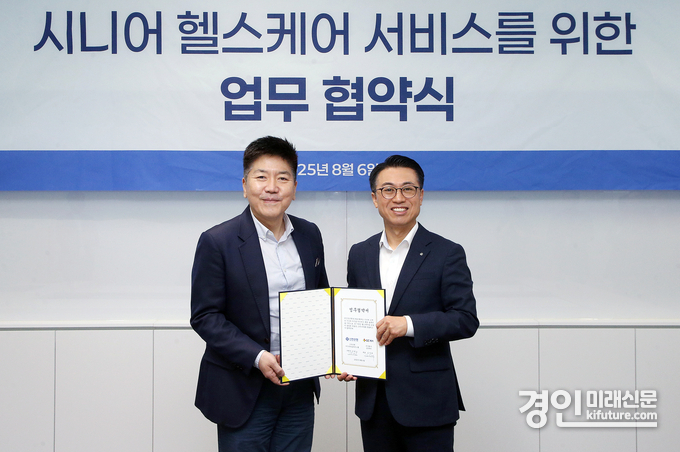 지난 6일 서울 여의도 GC케어 본사에서 GC케어와 시니어 헬스케어 서비스를 위한 업무협약을 체결하고 강대오 신한은행 자산관리솔루션그룹장(오른쪽)과 김진태 GC케어 대표가 기념촬영을 하고 있다. <사진=신한은행>