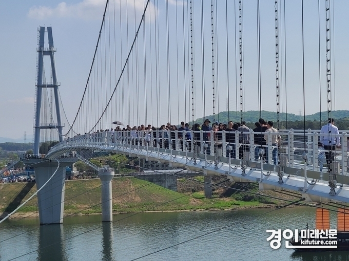 관광객들이 남한강 출렁다리를 건너고 있다. <사진=여주시>