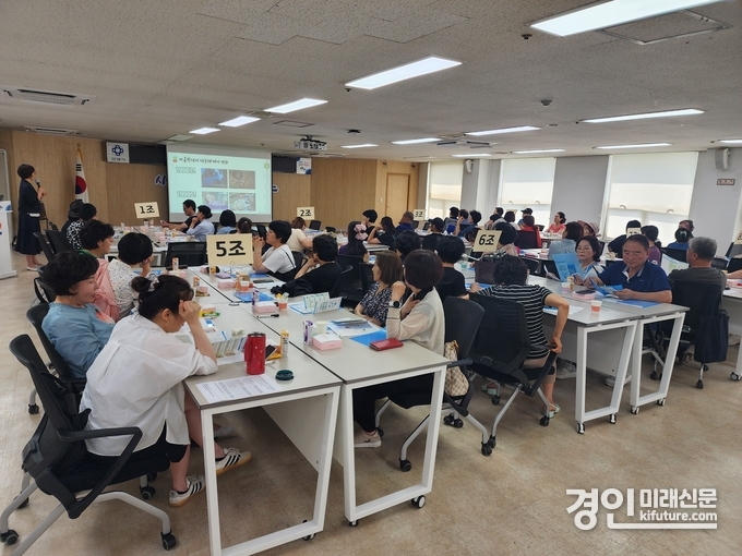 안양시가 동 지역사회보장협의체 위원을 대상으로 2025년 복지학교를 진행하고 있다. <사진=안양시>