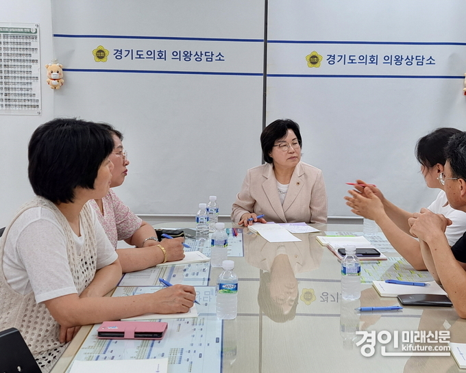 김옥순 경기도의원(가운데)이 급식실 현대화사업에 대해 조리사 및 조리실무사들과 논의를 하고 있다. <사진=경기도의회>