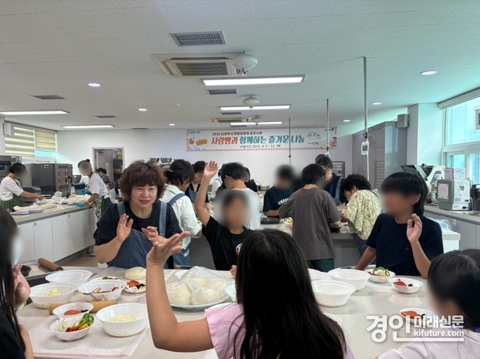 남양주시가 한국생활개선남양주시연합회 빵사랑생활개선회와 초등학생을 대상으로 ‘피자만들기’ 체험을 실시하고 있다. <사진=남양주시>