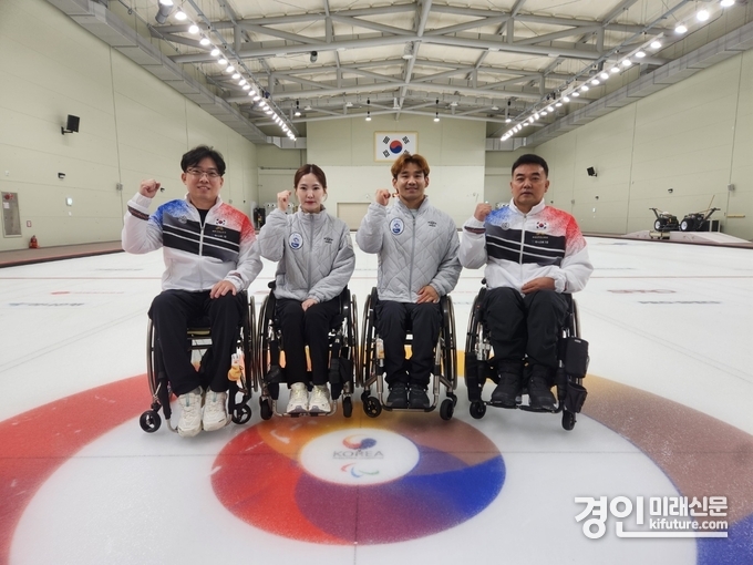 경기도장애인체육회 휠체어컬링팀 남봉광, 백혜진, 이용석, 차진호 선수(왼쪽부터)가 기념촬영을 하고 있다. <사진=경기도장애인체육회>