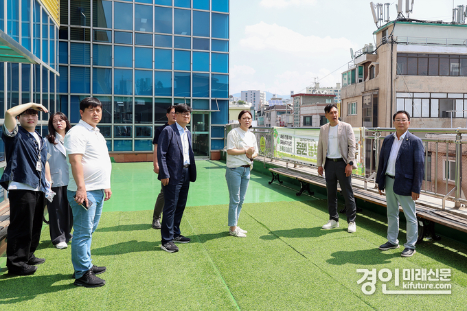 시흥시의회 의원 연구단체 '노인여가스포츠연구회' 모범 운영사례를 둘러보고 있다. <사진=시흥시의회> 