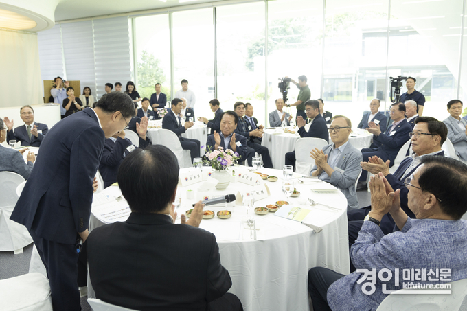 김동연 경기지사가 어르신들에게 인사를 올리고 있다. <사진=경기도>