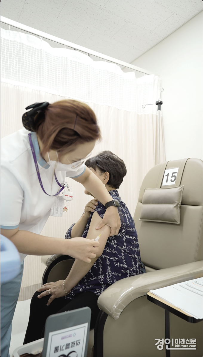 중원구보건소 관계자가 예방접종을 실시하고 있다. <사진=성남시>