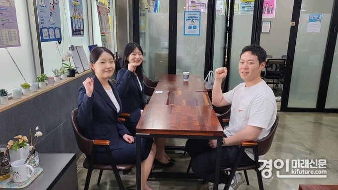 ‘부천청년리더샵’이 특성화고 컨설팅 및 면접정장대여를 진행하고 화이팅을 외치고 있다. <사진=부천시>