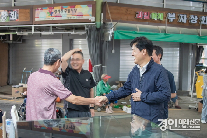 강범석 인천 서구청장(오른쪽)이 정서진중앙시장에서 소상공인과 담소를 나누고 있다. <사진=서구>