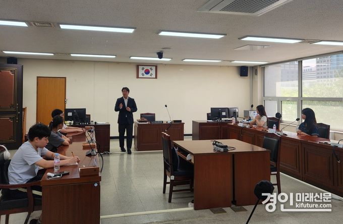 안양시의회 청소년의회 제2차 상임위원회 회의를 열고 있다. <사진=안양시의회>