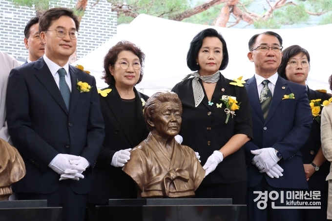 정윤경 경기도의회 부의장(왼쪽 3번째)이 2025년 일본군 위안부 피해자 기림의날 기념식에 참석하고 있다. <사진=경기도의회>